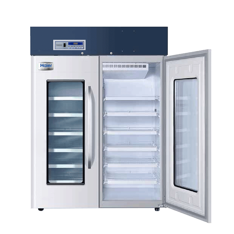 Refrigerador con varios contenedores y etiquetas para el